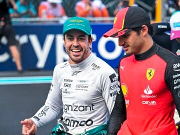 Fernando Alonso, sonriente junto a Carlos Sainz