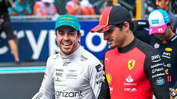 Fernando Alonso, sonriente junto a Carlos Sainz