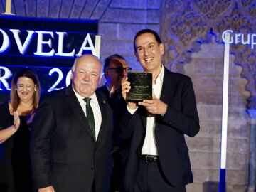 El escritor Roberto Santiago gana el XXVIII Premio Fernando Lara por su novela 'La rebelión de los buenos', a 11 de mayo de 2023 en Sevilla