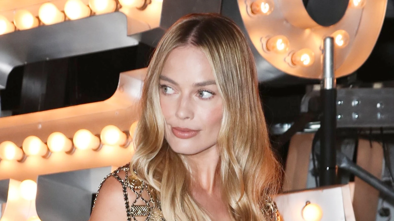 Margot Robbie en el desfile de Chanel Cruise 2023/24 en Los Angeles