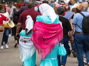 Señora y niña vestidas de chulapa Señora y niña vestidas de chulapa