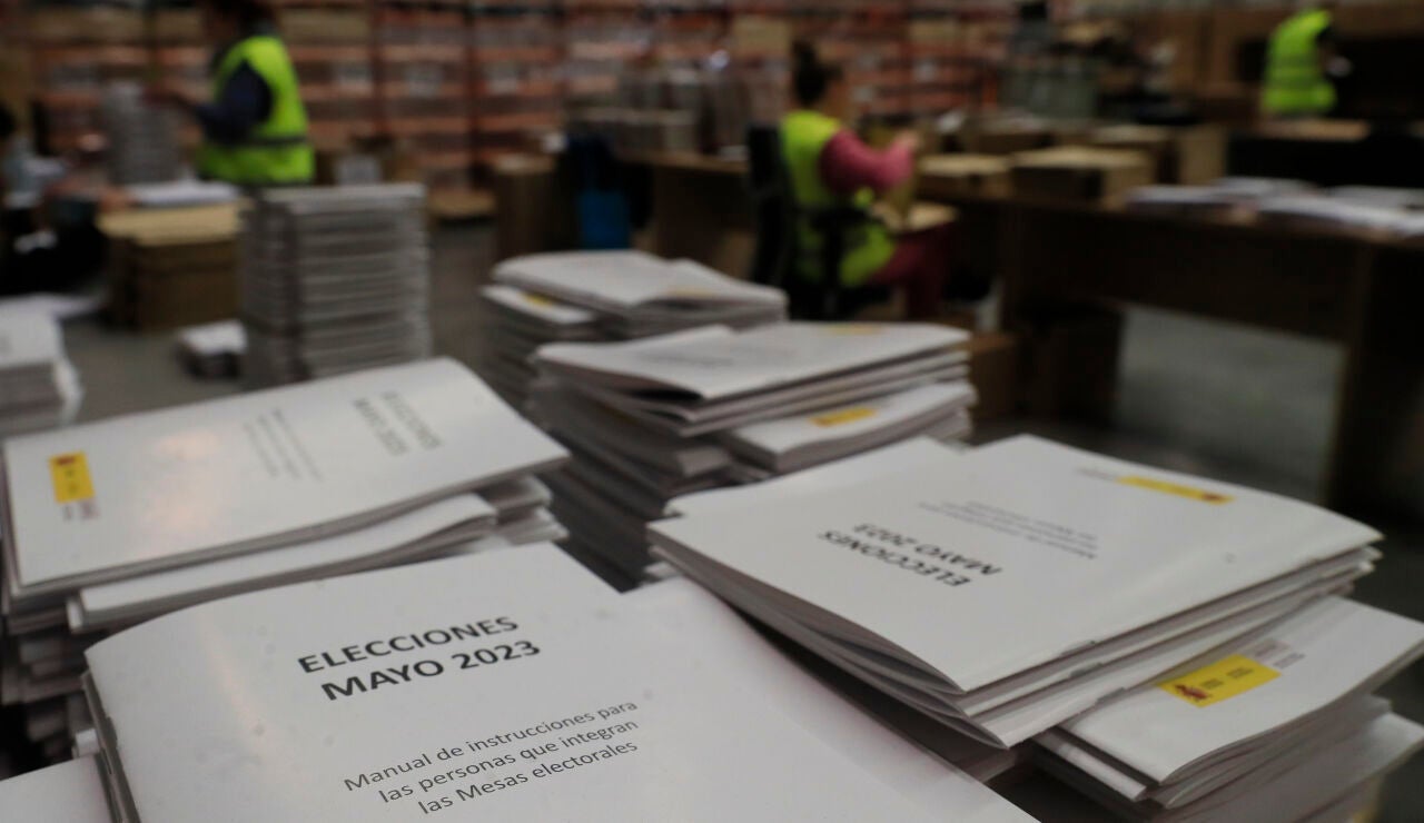 Manuales para miembros de mesas electorales en el centro log&iacute;stico electoral 