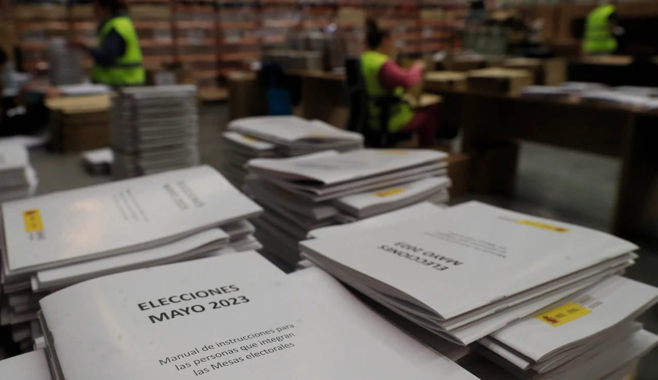 Manuales para miembros de mesas electorales en el centro logístico electoral