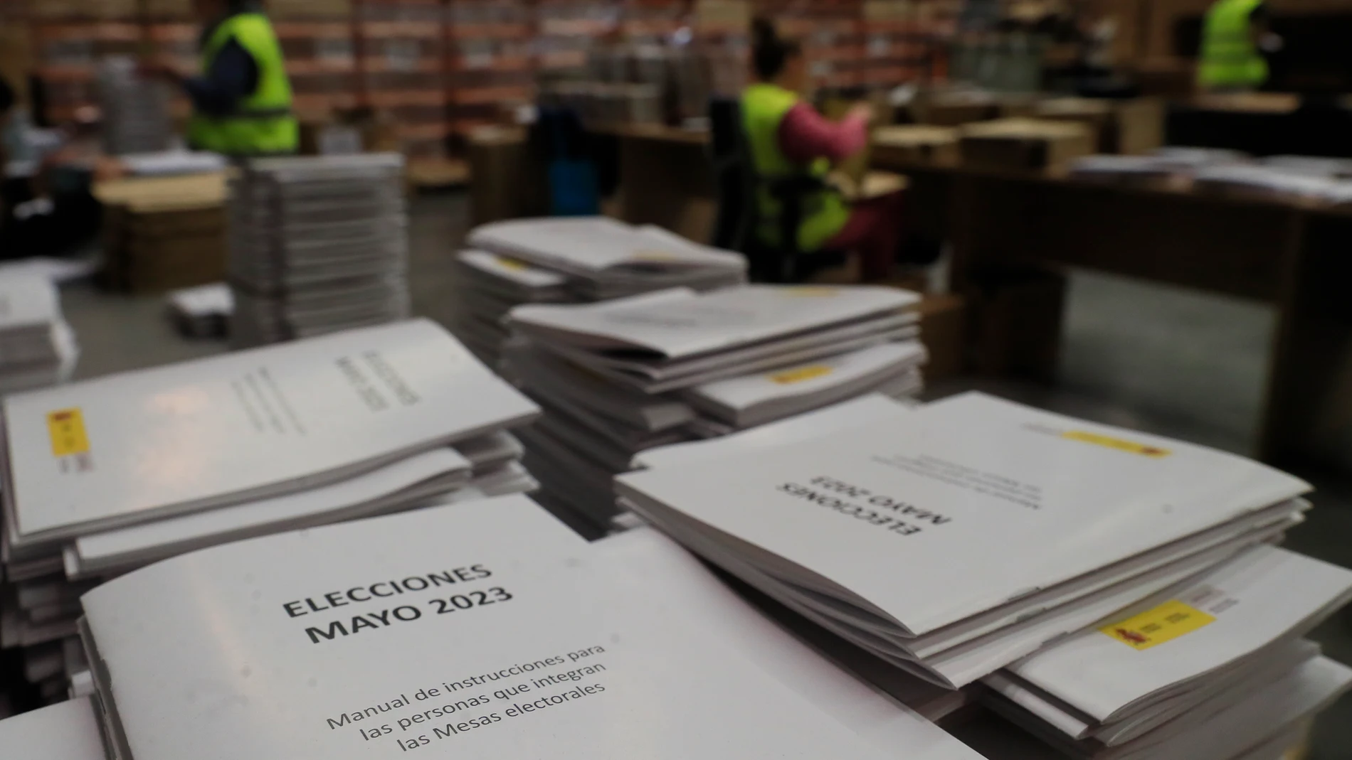 Manuales para miembros de mesas electorales en el centro logístico electoral 