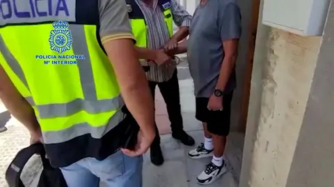 Los agentes ponen las esposas al detenido Los agentes ponen las esposas al detenido