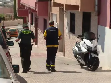 Un cartero escoltado por la Guardia Civil Un cartero escoltado por la Guardia Civil