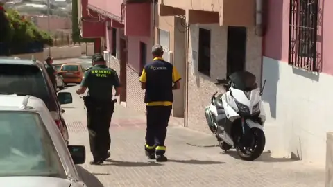 Un cartero escoltado por la Guardia Civil Un cartero escoltado por la Guardia Civil