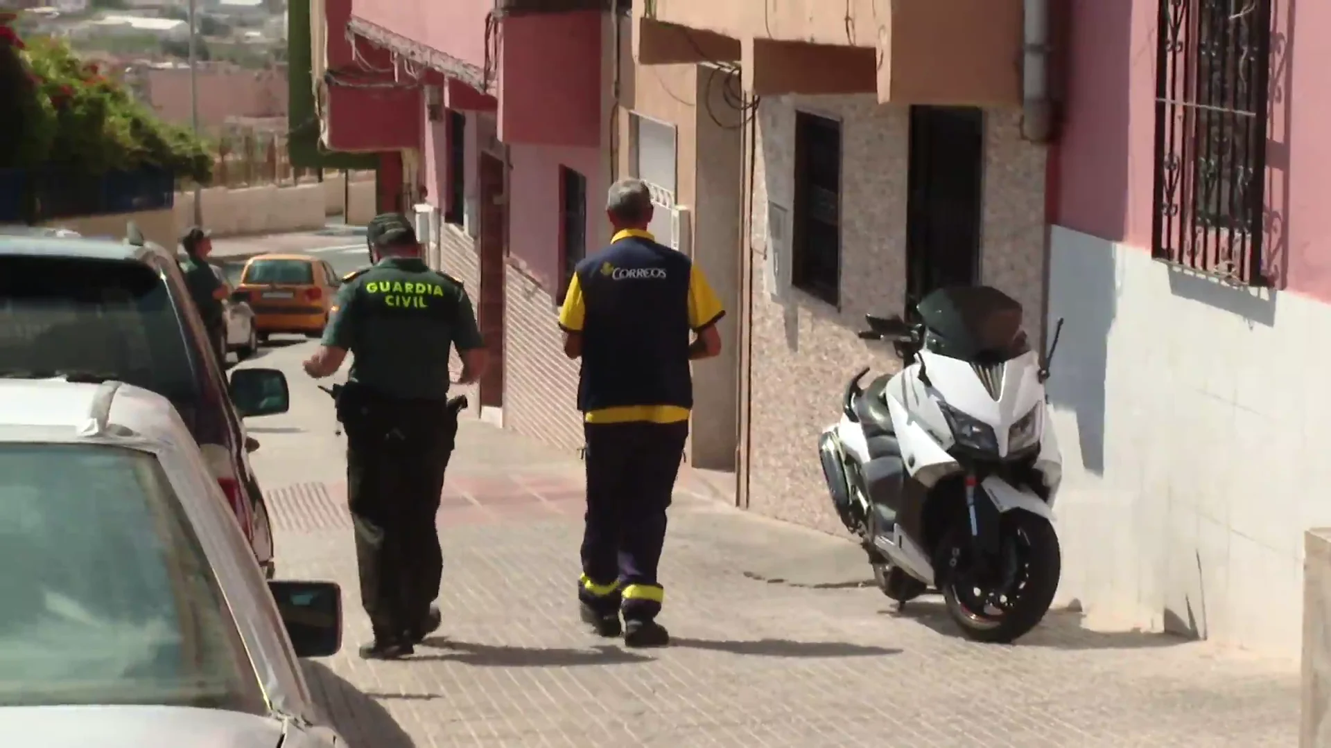 Un cartero escoltado por la Guardia Civil 