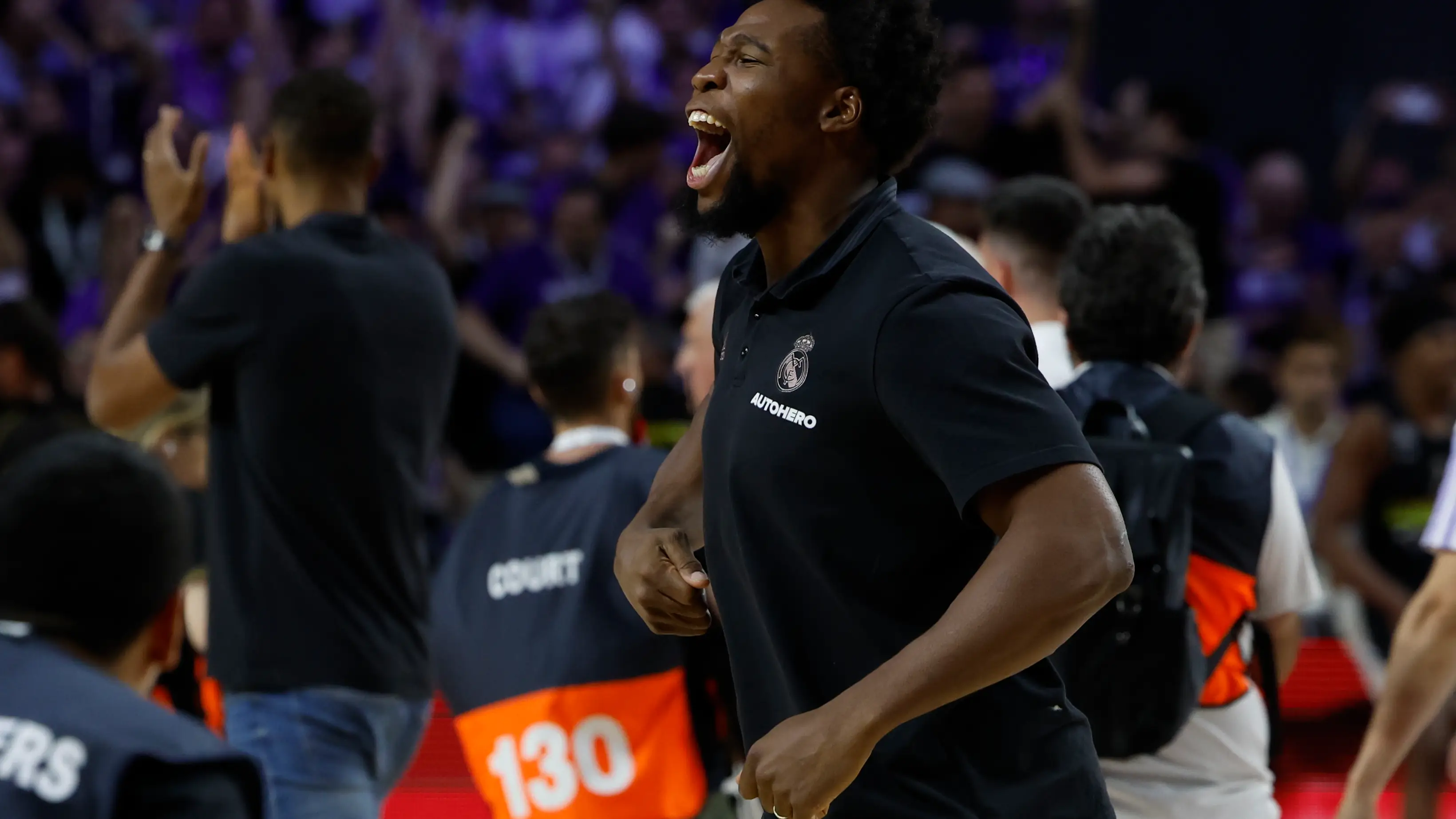 Yabusele celebra con su afición el pase del Madrid a la Final Four Yabusele celebra con su afición el pase del Madrid a la Final Four
