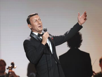 &iexcl;Alma de crooner! Jadel, un Frank Sinatra de altos vuelos con &lsquo;Come fly with me&rsquo; 