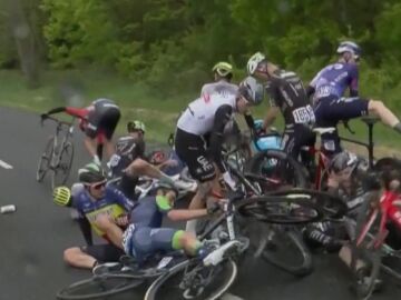 Imagen de una multitudinaria caída en una competición ciclista