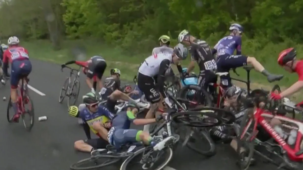 Imagen de una multitudinaria ca&iacute;da en una competici&oacute;n ciclista