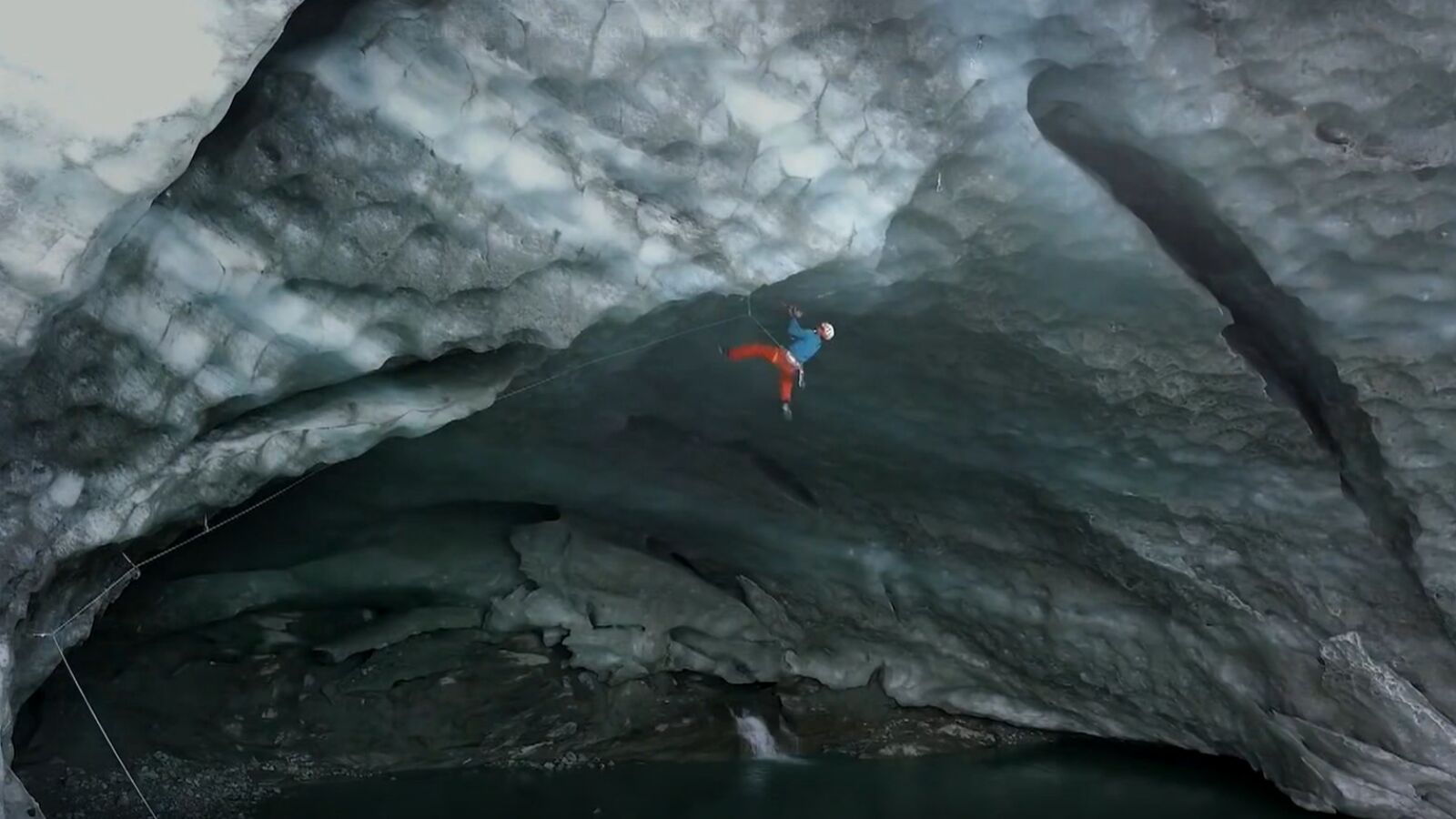 La increíble imagen de Jeff Mercier escalando el glaciar más grande de Francia