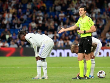 Camavinga se duele en una acción en el Real Madrid - Getafe (1-0)