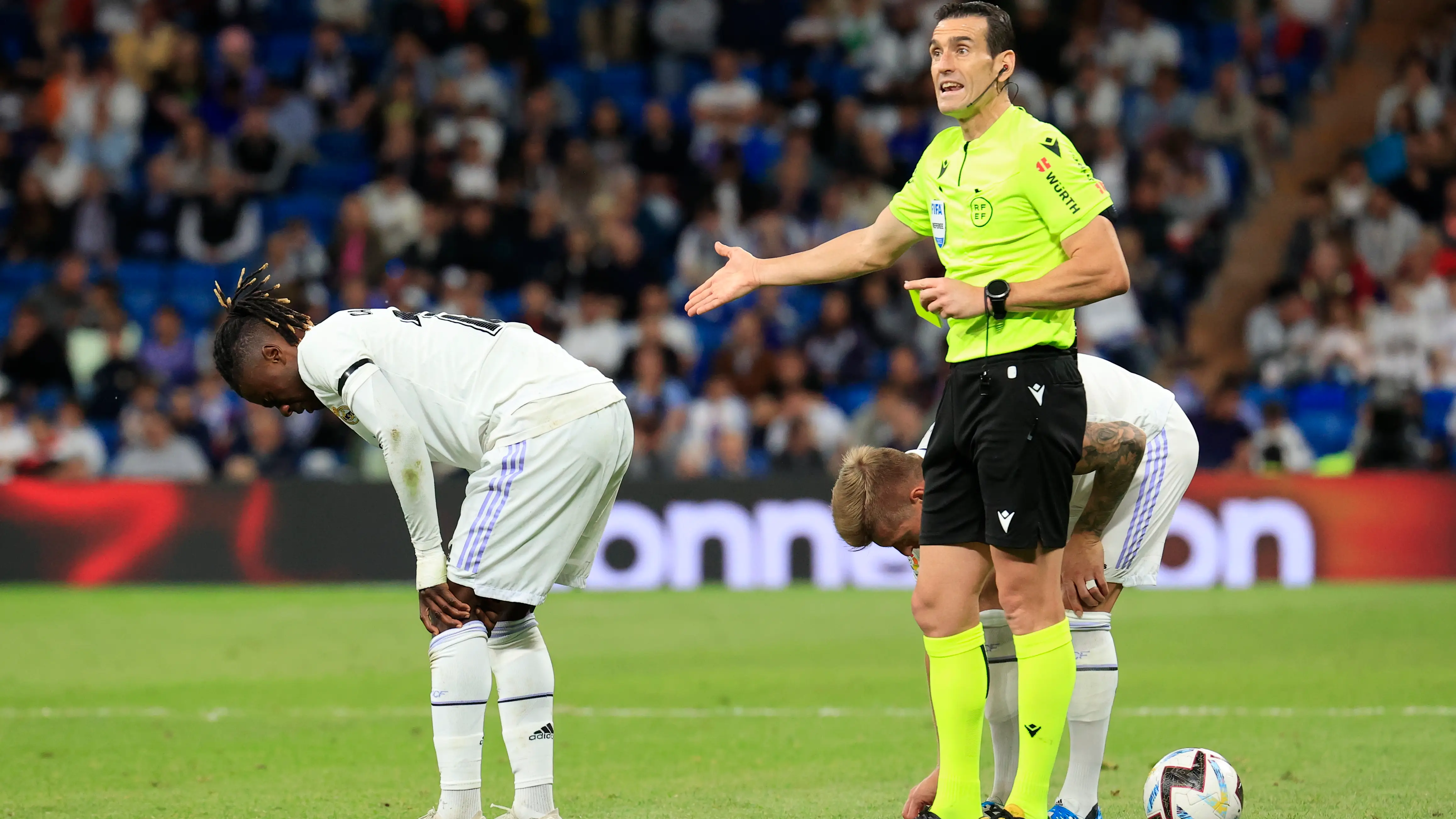 Camavinga se duele en una acci&oacute;n en el Real Madrid - Getafe (1-0)