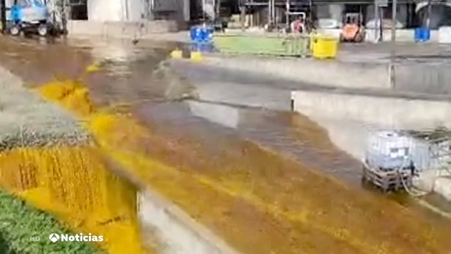 Fuga de un millón de litros de aceite en Cataluña Fuga de un millón de litros de aceite en Cataluña