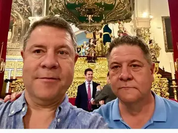 Emiliano García-Page junto a su hermano gemelo Emiliano García-Page junto a su hermano gemelo