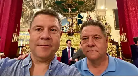 Emiliano García-Page junto a su hermano gemelo Emiliano García-Page junto a su hermano gemelo