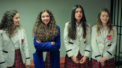 En el último capítulo de ‘Hermanos’: ¡El chantaje de Emir llega a su fin y las chicas salen de la cárcel!