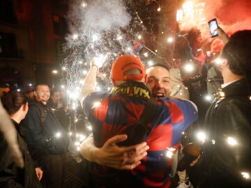 Aficionados del Barça festejan en Canaletas