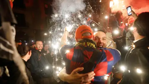 Aficionados del Barça festejan en Canaletas Aficionados del Barça festejan en Canaletas
