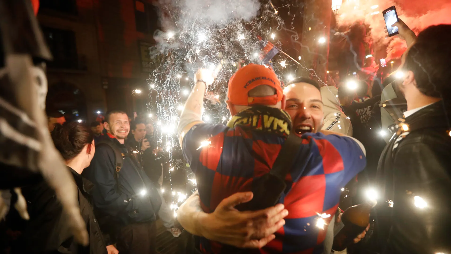 Aficionados del Barça festejan en Canaletas Aficionados del Barça festejan en Canaletas