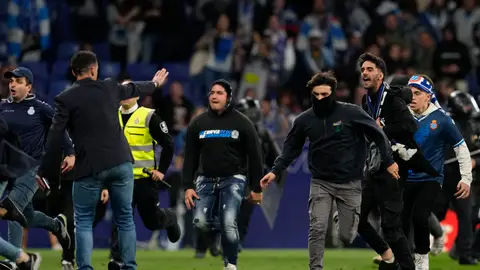 Ultras del Espanyol interrumpen la celebración del Barça sobre el césped de Cornellá Ultras del Espanyol interrumpen la celebración del Barça sobre el césped de Cornellá