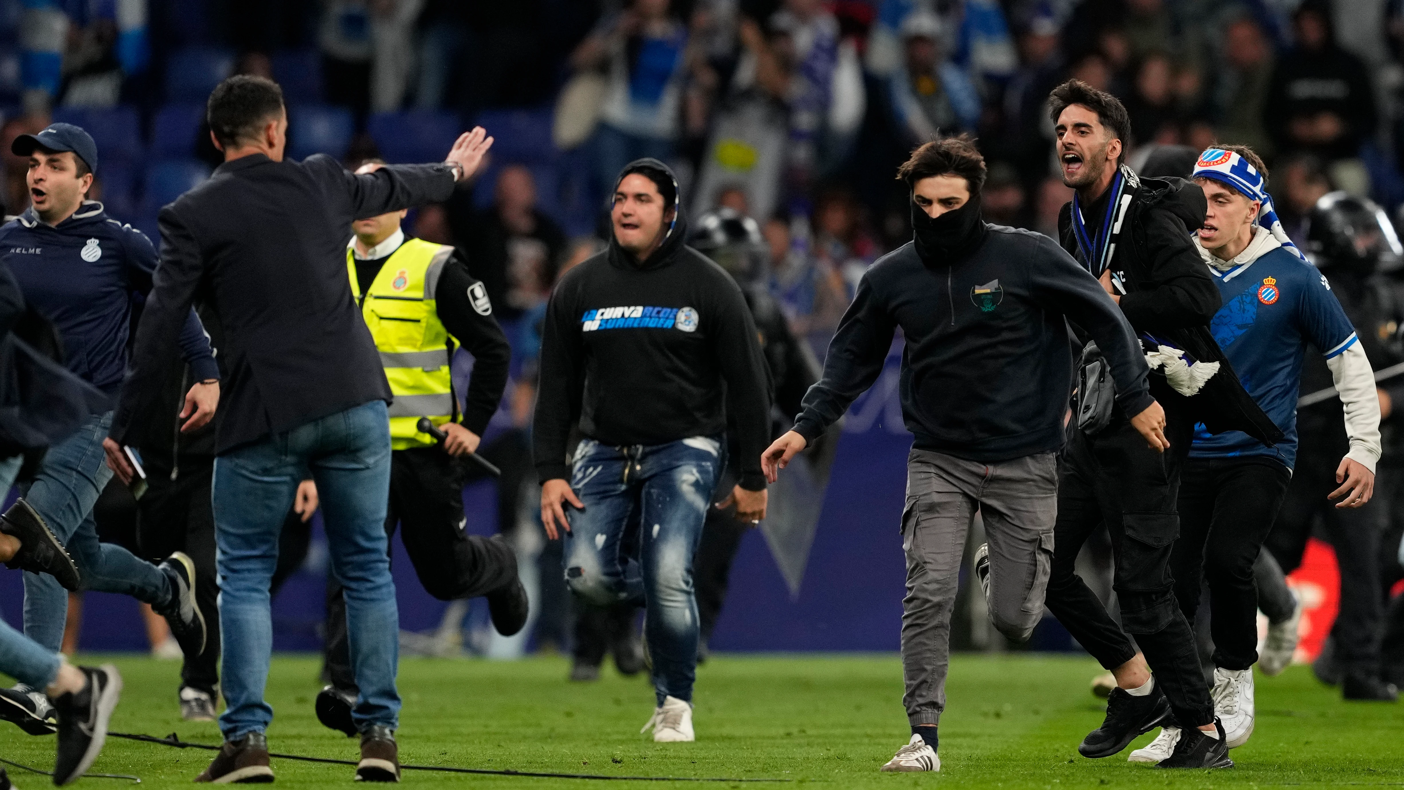 Ultras del Espanyol interrumpen la celebraci&oacute;n del Bar&ccedil;a sobre el c&eacute;sped de Cornell&aacute;