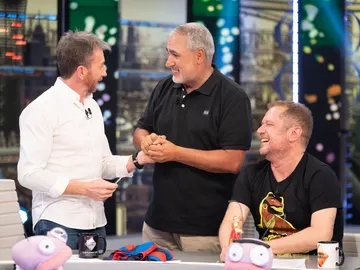 ¡Club Platino Pupas! Jorge Salvador convierte a Pablo Motos en el primer y único integrante de esta asociación ¡Club Platino Pupas! Jorge Salvador convierte a Pablo Motos en el primer y único integrante de esta asociación