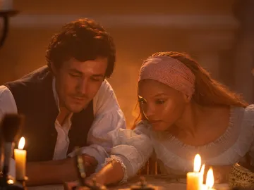 Jonah Hauer-King y Halle Bailey en 'La Sirenita' Jonah Hauer-King y Halle Bailey en 'La Sirenita'