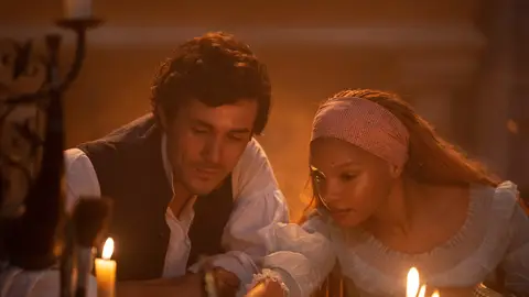 Jonah Hauer-King y Halle Bailey en 'La Sirenita' Jonah Hauer-King y Halle Bailey en 'La Sirenita'
