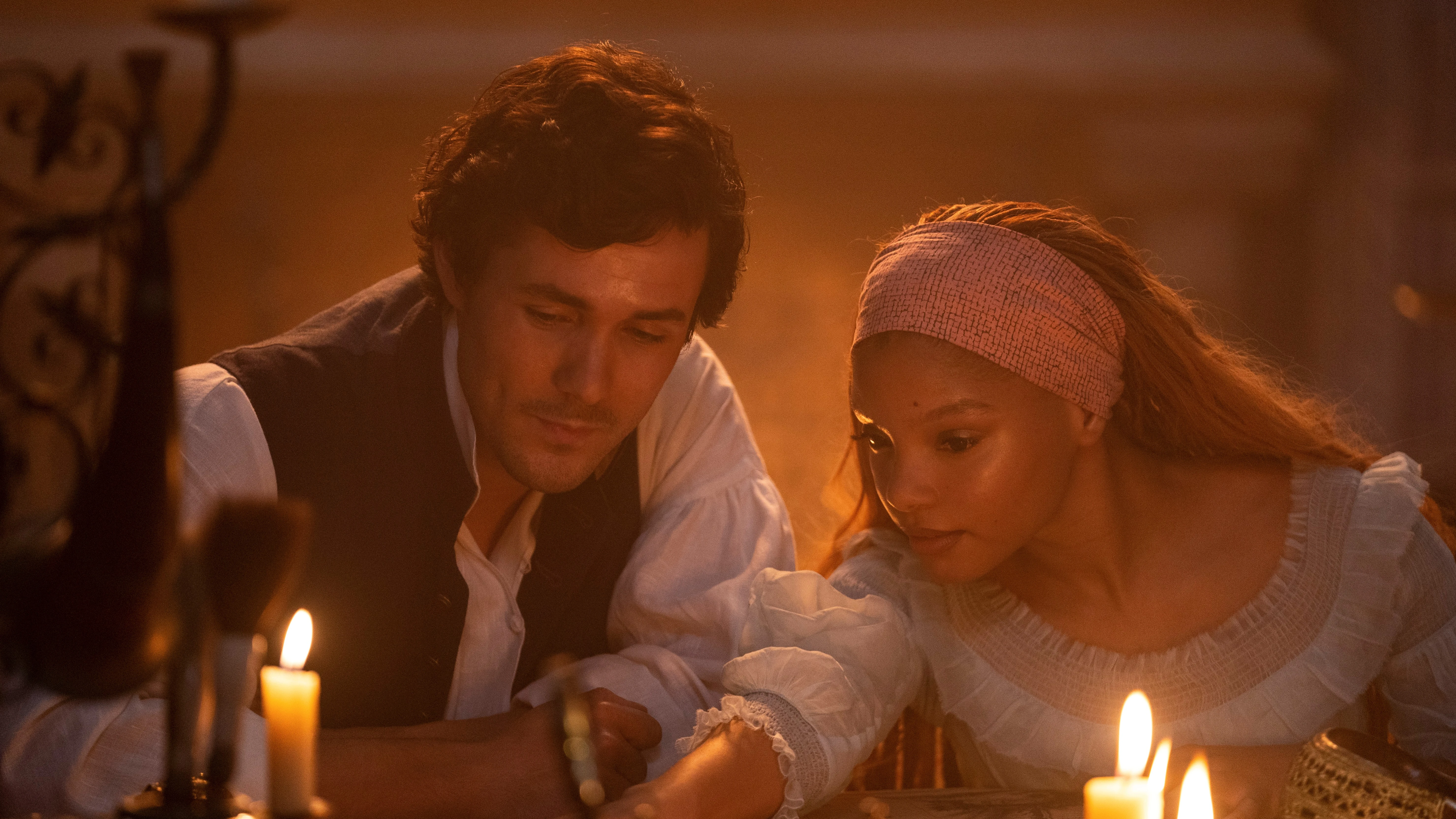 Jonah Hauer-King y Halle Bailey en 'La Sirenita' Jonah Hauer-King y Halle Bailey en 'La Sirenita'