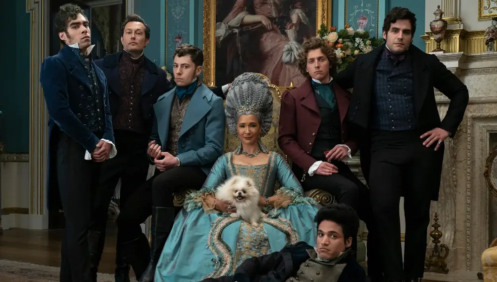 La reina Carlota junto a algunos de sus hijos en la serie de Netflix