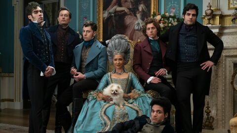 La reina Carlota junto a algunos de sus hijos en la serie de Netflix