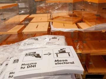 Urnas y papeletas almacenadas wn el centro logístico para las elecciones locales y autonómicas del 28-M