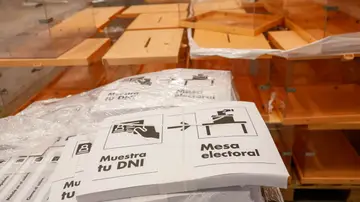 Urnas y papeletas almacenadas wn el centro logístico para las elecciones locales y autonómicas del 28-M