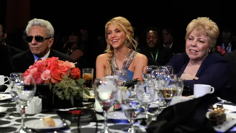 Shakira, junto a sus padres William Mebarak y Nidia Ripoll Shakira, junto a sus padres William Mebarak y Nidia Ripoll