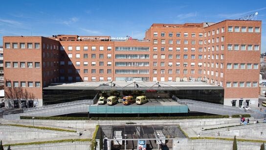 Fachada del Hospital Cl&iacute;nico San Carlos
