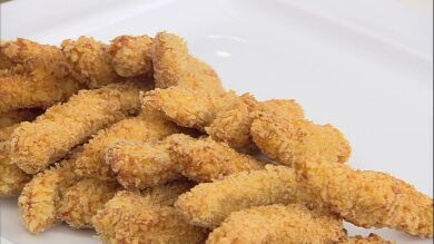 Fingers de pollo y patata con salsa de ajo asado y mostaza: ¡La receta más americana!