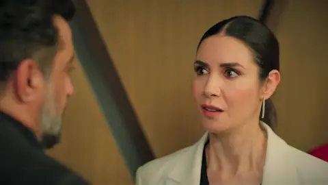 ¡La policía detiene a Suzan y ella enloquece contra Akif tras descubrir que se la ha jugado!: "Muérete" ¡La policía detiene a Suzan y ella enloquece contra Akif tras descubrir que se la ha jugado!: "Muérete"