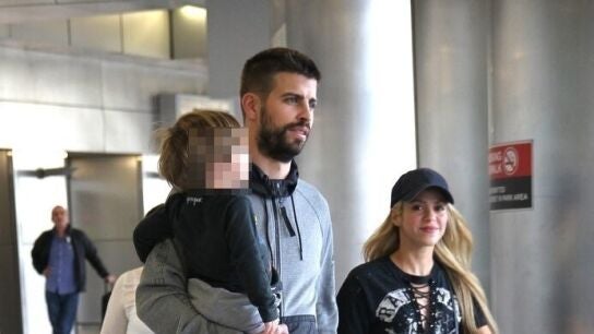 Shakira y Piqu&eacute; junto a sus hijos 