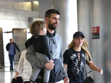 Shakira y Piqué junto a sus hijos Shakira y Piqué junto a sus hijos