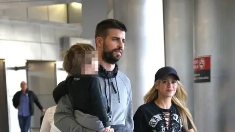 Shakira y Piqué junto a sus hijos Shakira y Piqué junto a sus hijos