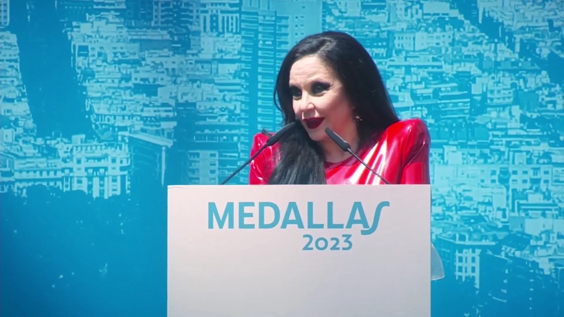 Alaska confiesa qu&eacute; significa Madrid para ella en el d&iacute;a grande de la comunidad: "Es una historia de amor"