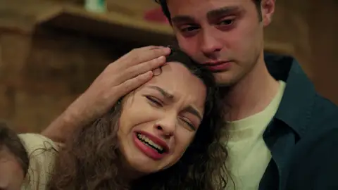 Los hermanos Eren, desconsolados al recordar a su madre: "Te echamos de menos" Los hermanos Eren, desconsolados al recordar a su madre: "Te echamos de menos"