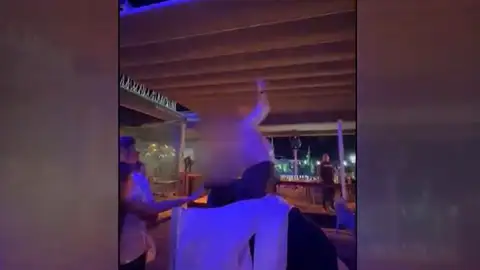 Cliente bailando en La Marina de Valencia Cliente bailando en La Marina de Valencia