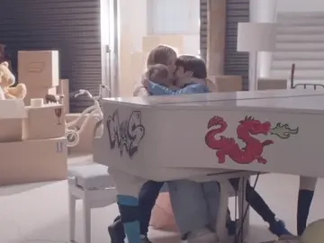 Shakira se abraza a sus hijos Milan y Sasha Shakira se abraza a sus hijos Milan y Sasha