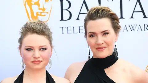 Kate Winslet con su hija Mia Threapleton en los Premios de Televisión Bafta Kate Winslet con su hija Mia Threapleton en los Premios de Televisión Bafta