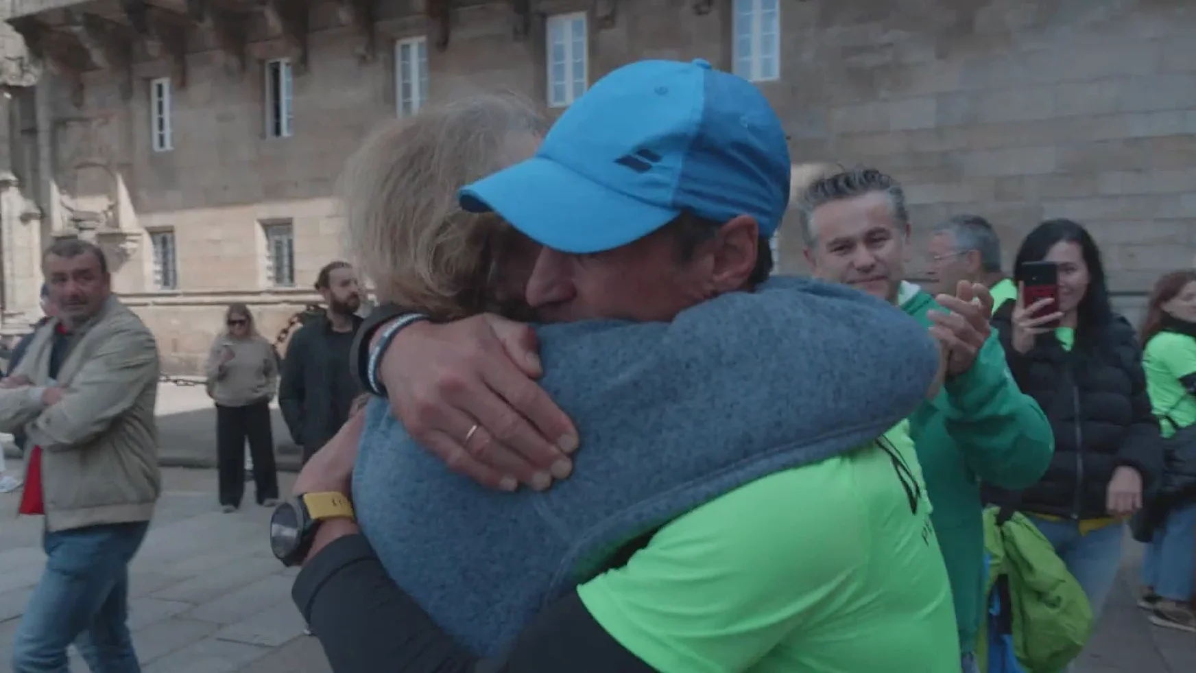 Nico de las Heras se abraza a la madre de Rober