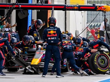 Los mecánicos de Red Bull, en una parada de Checo Pérez